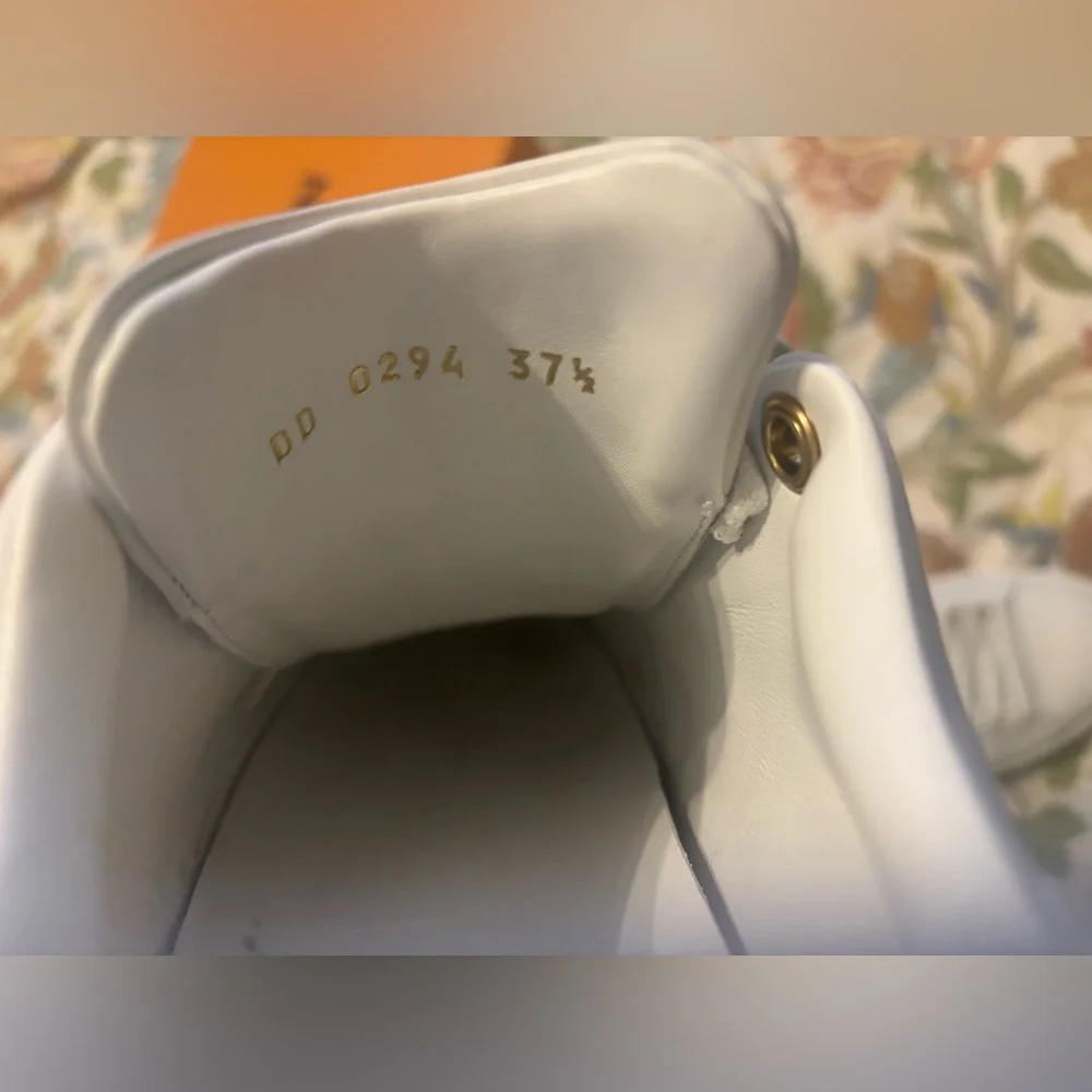 Authentic Louis Vuitton White Time Out Debossed Logo Sneakers 37 1/2 (7.5) - Picture 9 of 11